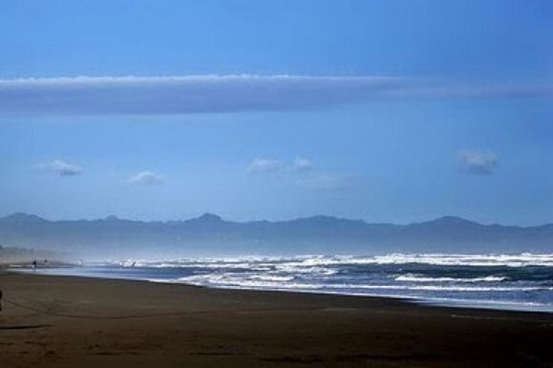 Asyik Mandi, Mei Tergulung Ombak di Pantai Widarapayung Cilacap