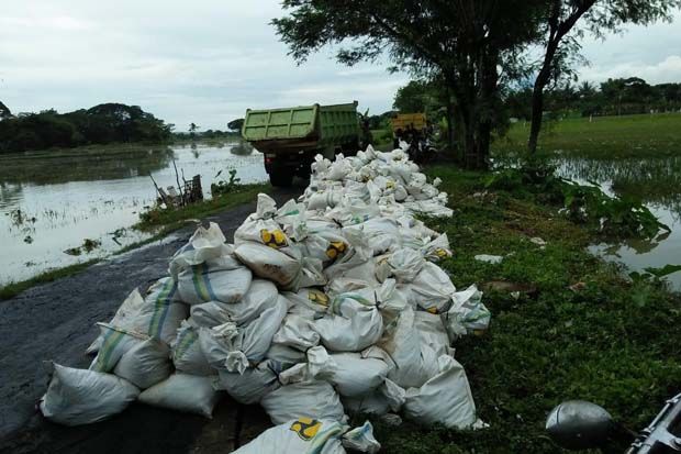 5.000 Karung Pasir Tutup Tanggul yang Jebol Akibat Banjir