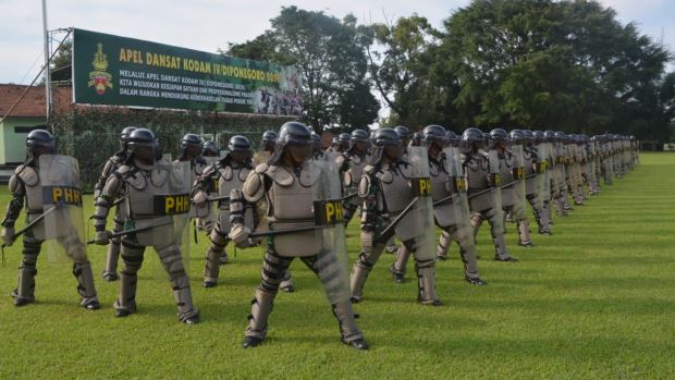 Bawa Pentungan dan Perisai, Pasukan TNI Siap Hadapi Huru-hara Pemilu