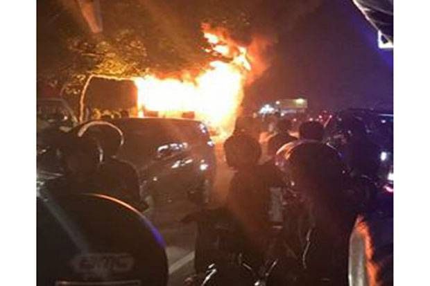 Tubruk Pengendara Motor hingga Kritis, Bus Antar Jaya Dibakar Massa