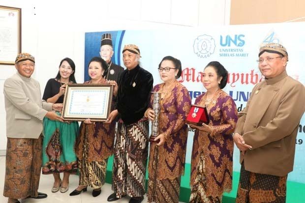 UNS Award untuk Raja Keraton Solo PB XII