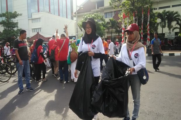 600 Emak-Emak Punguti Sampah di Apel Kebangsaan Simpang Lima Semarang