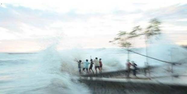 Waspada, Gelombang Tinggi Ancam Perairan Selatan Jawa