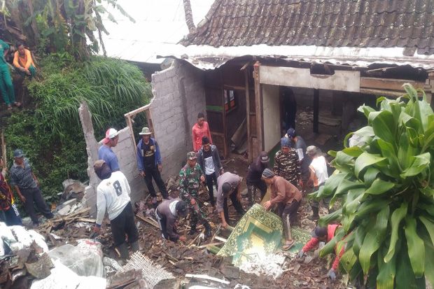 Rumah Warga Selongisor Semarang Rusak Tertimpa Tanah Longsor