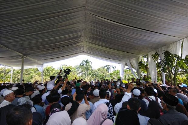 Isak Tangis Iringi Pemakaman Dian Al Mahri di Depan Masjid Kubah Emas