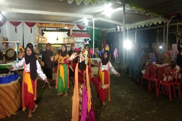 Sintren Santri Pekalongan Meriahkan Haul ke-7 Mbah Lim Klaten