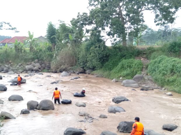 Terpeleset Saat Mandi, Pria Paruh Baya Hanyut di Sungai Petung