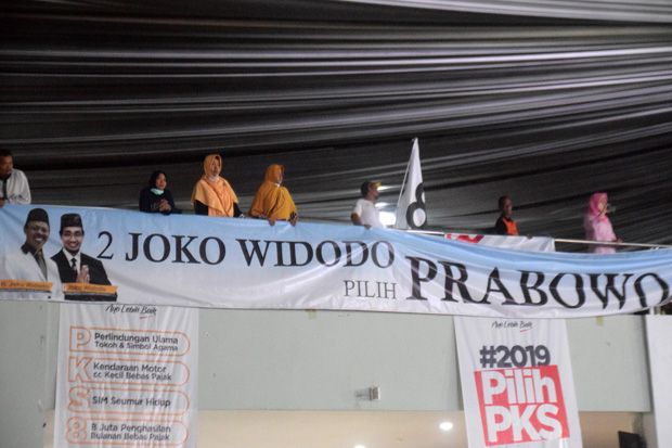 Heboh, Spanduk Joko Widodo Pilih Prabowo Terpasang di Kampanye Akbar PKS
