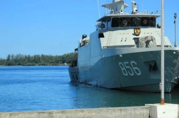 Kapal Perang KRI Kurau 856 Siaga di Pelabuhan Pulau Baai
