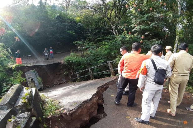 Diterjang Banjir, Jembatan Penghubung Donorojo-Tretep Temanggung Ambrol