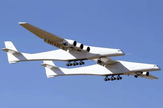 Pesawat Raksasa Stratolaunch Uji Terbang Perdana di California