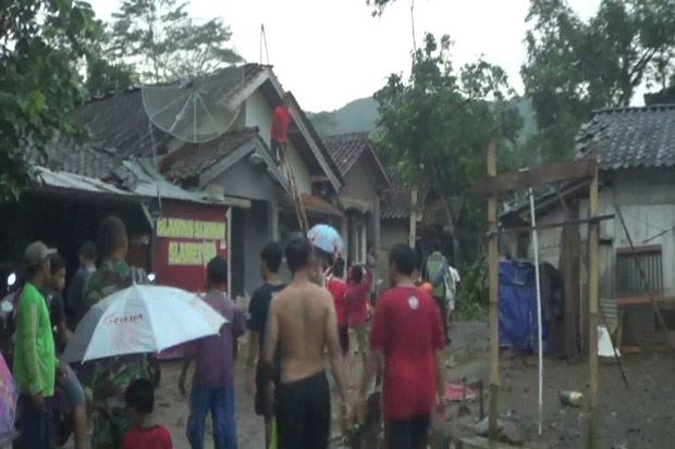Puluhan Rumah di Batang Rusak Disapu Puting Beliung