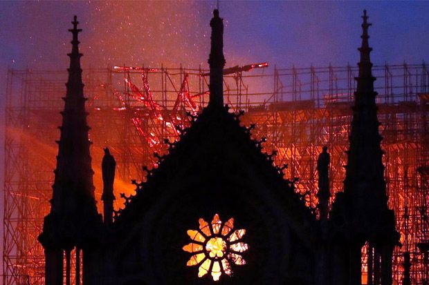 Kebakaran Robohkan Atap dan Puncak Menara Katedral Notre-Dame Paris