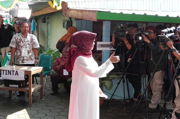 Usai Nyoblos, Ibunda Jokowi Tunjukkan Jempol Kanan Kena Tinta