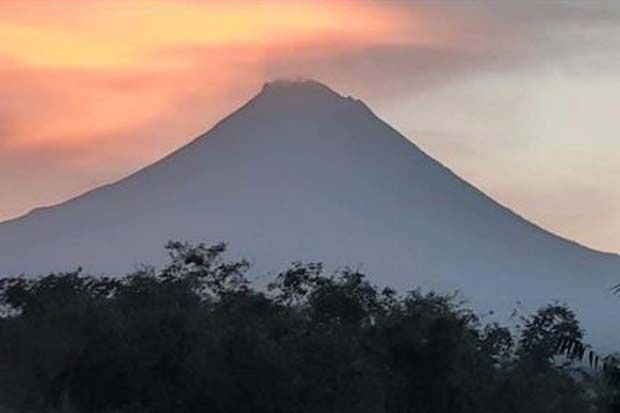 Gunung Merapi Semburkan Awan Panas 1,45 Km
