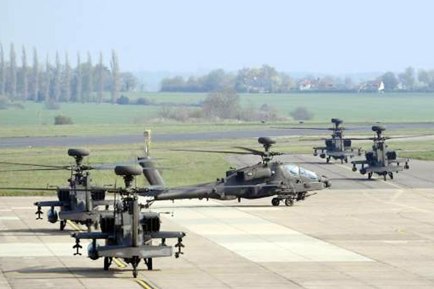 Inggris Kirim Helikopter Apache ke Perbatasan Rusia