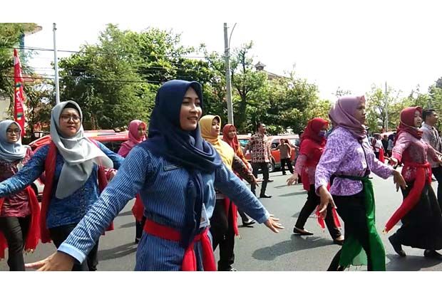 Serunya ASN Cantik Menari Massal di Jalanan Kota Semarang