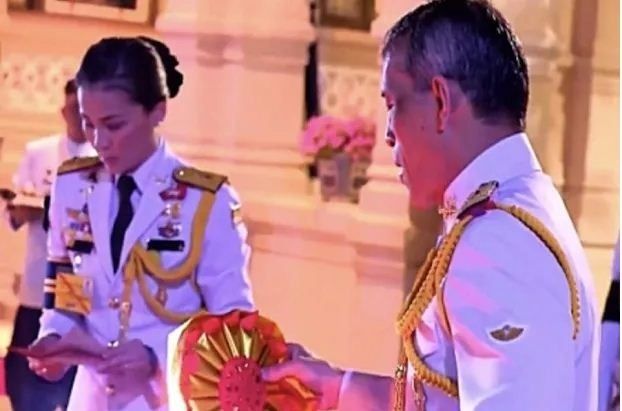 Raja Thailand Nikahi Mantan Pramugari