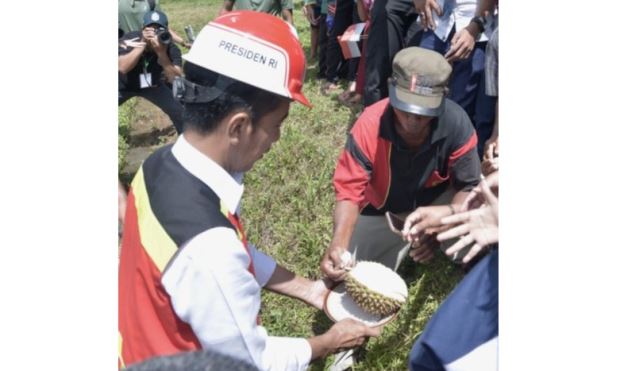 Usai Resmikan Bendungan Gondang, Presiden Jokowi Ajak Warga Makan Durian