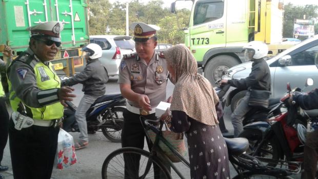 Polisi Pantura Semarang Bagikan Takjil ke Pengendara