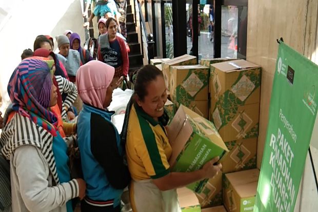 Senangnya Buruh Gendong Pasar Johar Semarang Terima Sedekah Ramadhan