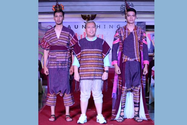 Busana Ulos Karya Athan Siahaan Ikut Ramaikan Jateng in Fashion