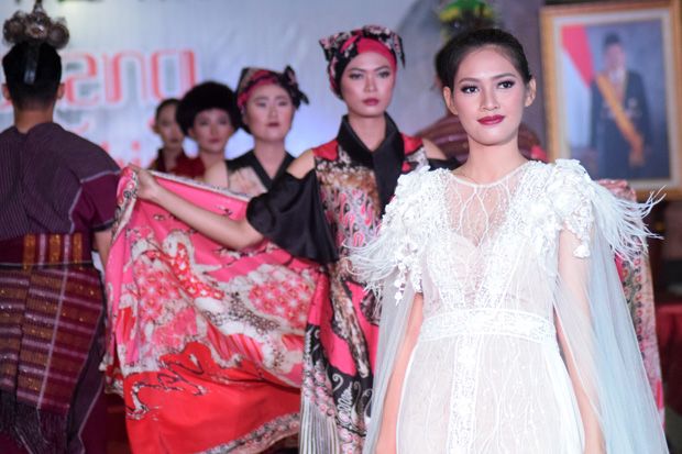 Peragaan Ragam Kreasi Busana Warnai Launching Jateng in Fashion