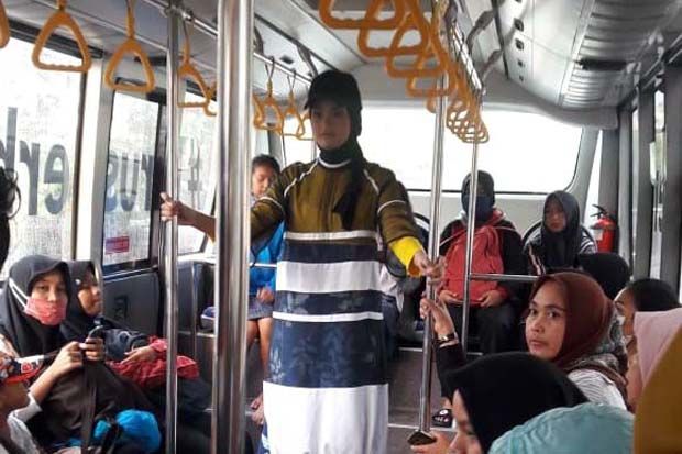 Seru, Ngabuburit Fashion Show di Bus Trans Semarang