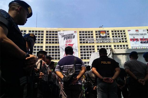 Polisi Tak Dibekali Senjata Api saat Amankan Kantor KPU 22 Mei
