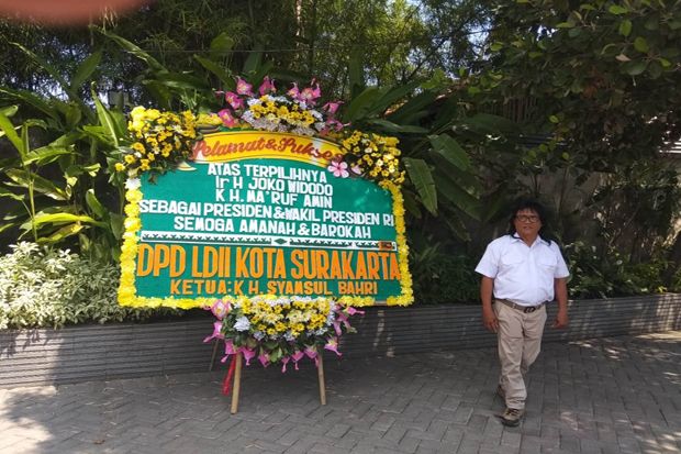 Karangan Bunga Ucapan Selamat Mulai Datang ke Kediaman Jokowi di Solo