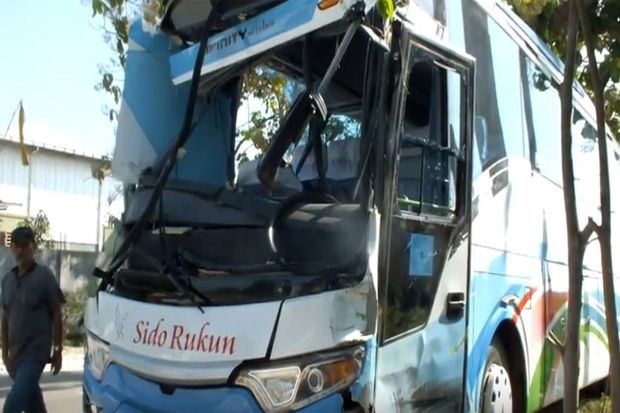 Sopir Ngantuk, Bus Sido Rukun Tabrak Tiga Truk Kontainer di Grobogan