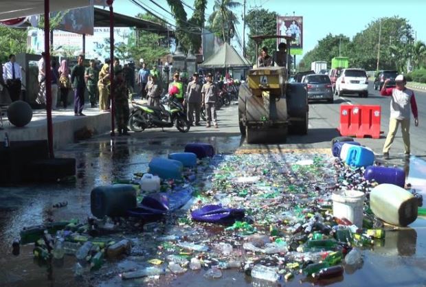 Ribuan Botol Miras, Petasan dan Ratusan Liter Oplosan Dimusnahkan