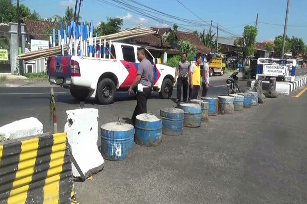 Polisi Tutup Putaran Arah Kendaraan di Jalur Pantura Batang-Semarang