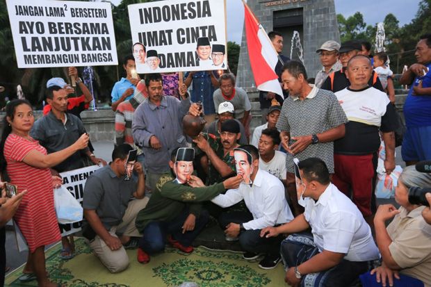 Bukber Rekonsiliasi, Jokowi-Prabowo Suap-suapan Klenyem di Solo