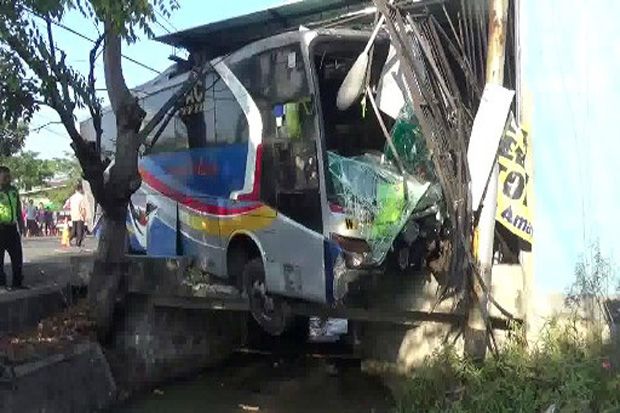 Rem Blong, Bus Sumber Kencono Tabrak Tiga Minibus, 5 Luka Berat