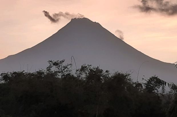 Gunung Merapi Semburkan Awan Panas Guguran Sejauh 1,2 Km