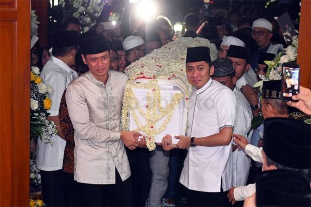 Jenazah Ani Yudhoyono Diantar AHY dan Ibas hingga ke Liang Lahat