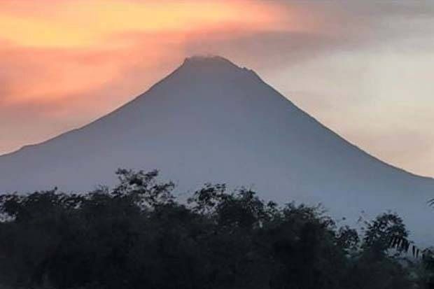 Gunung Merapi Muntahkan Wedus Gembel Sejauh 1.100 Meter