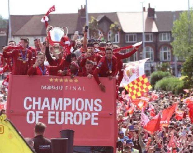 Liverpool Memerah, Trofi Liga Champions Diarak Keliling Kota