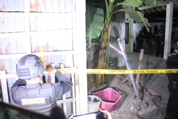 Polisi Geledah Rumah Terduga Pelaku Bom Bunuh Diri di Kartasura