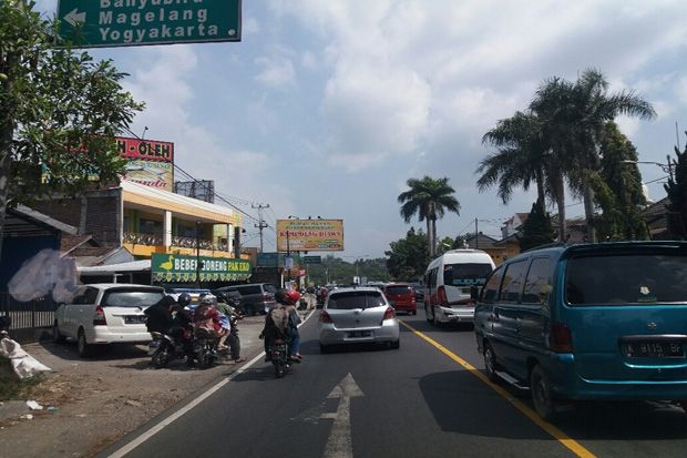 Penyempitan Jalan di Ketekan, Lalu Lintas Semarang–Yogyakarta Padat