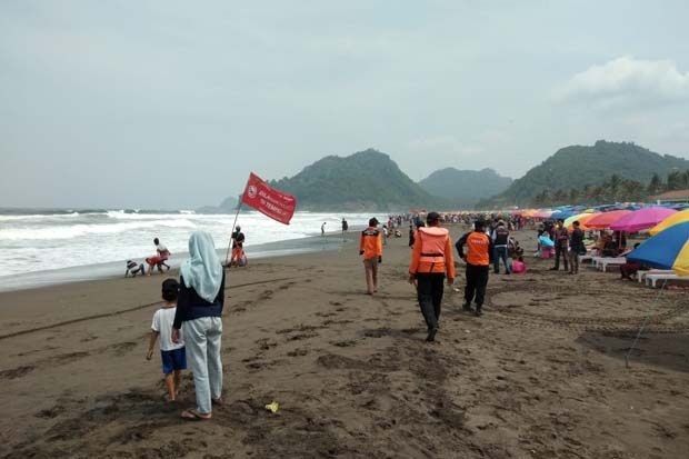 Tiga Pengunjung Pantai Suwuk Terseret Ombak, Dua Hilang
