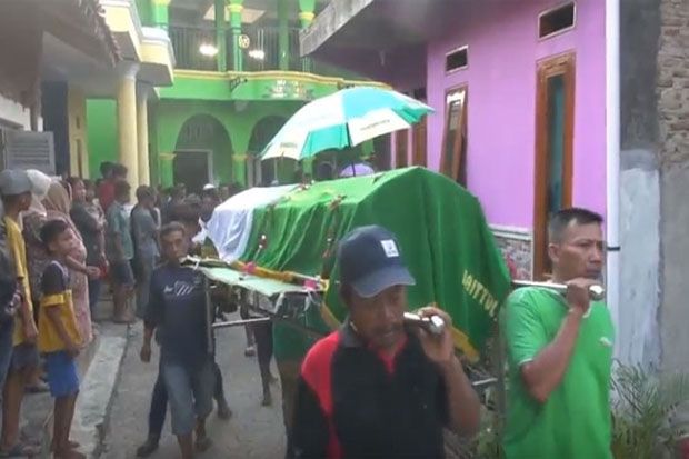 Isak Tangis Iringi Pemakaman 3 Korban Tabrakan Maut Tol Cipali di Tegal