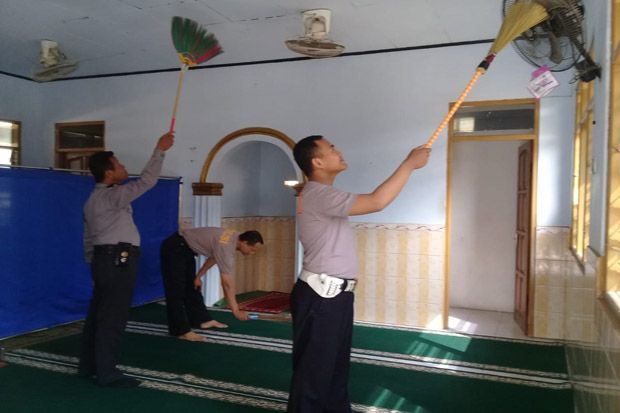 HUT ke-73 Bhayangkara, Polisi Pemalang Bersihkan Tempat Ibadah