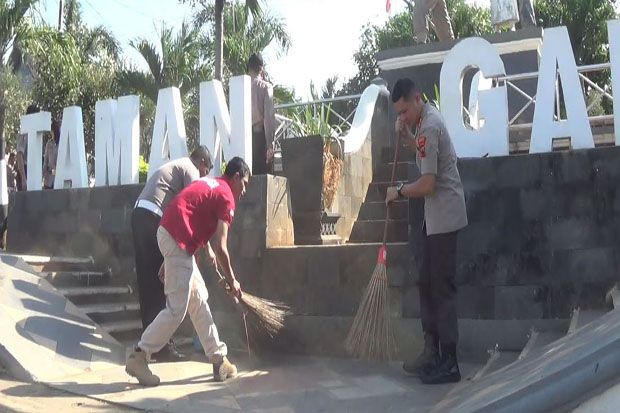 HUT Ke-73 Bhayangkara, Polisi Bersih-Bersih Taman Kota Kendal