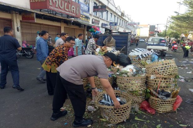 HUT ke-73 Bhayangkara, Polres Salatiga Resik-Resik Lingkungan Pasar