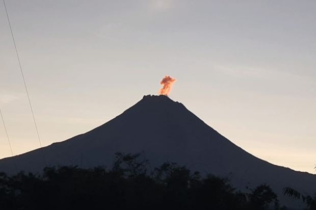Gunung Merapi Kembali Muntahkan Lava Pijar 7 Kali