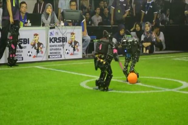 Seru dan Lucu, Robot-Robot Berebut Bola di Udinus Semarang