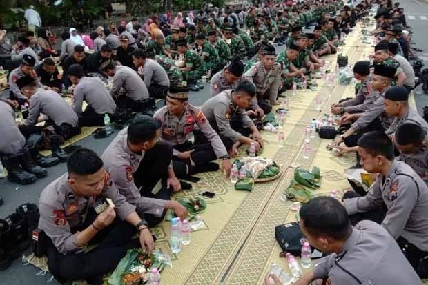 Ribuan Anggota TNI-Polri Makan Bersama