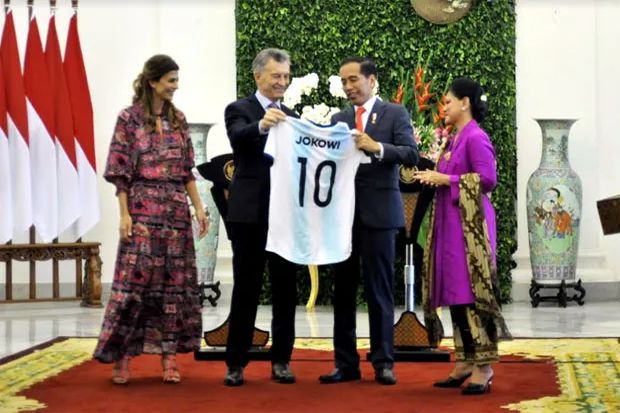 Bertemu Presiden Argentina, Jokowi Dihadiahi Jersey Lionel Messi